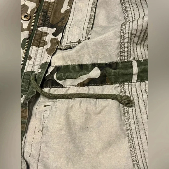 Love Tree Women’s size smalll camo zip up jacket - Picture 14 of 14